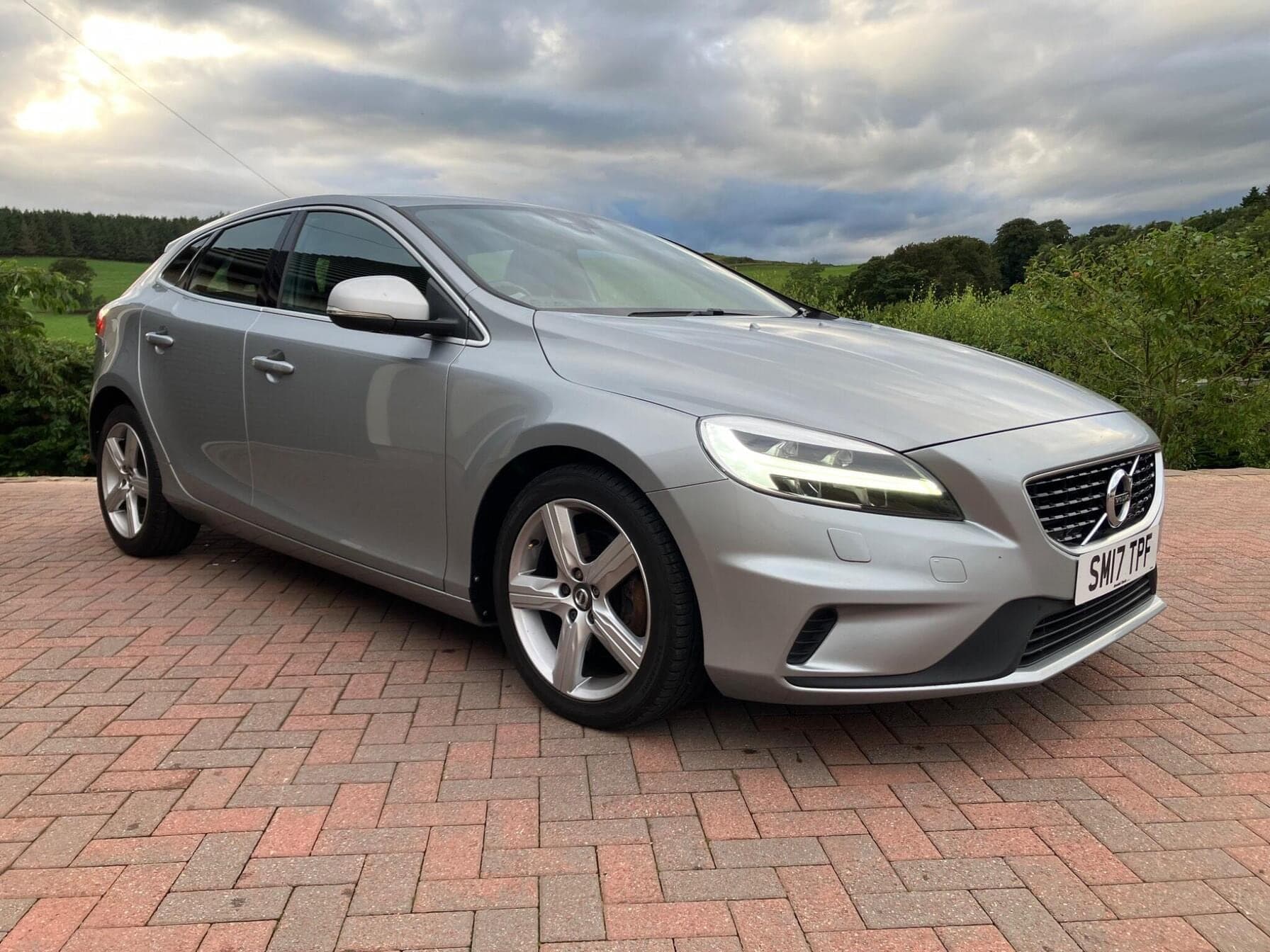 2017 Volvo V40 2.0 T2 R-Design 5dr — photo 1