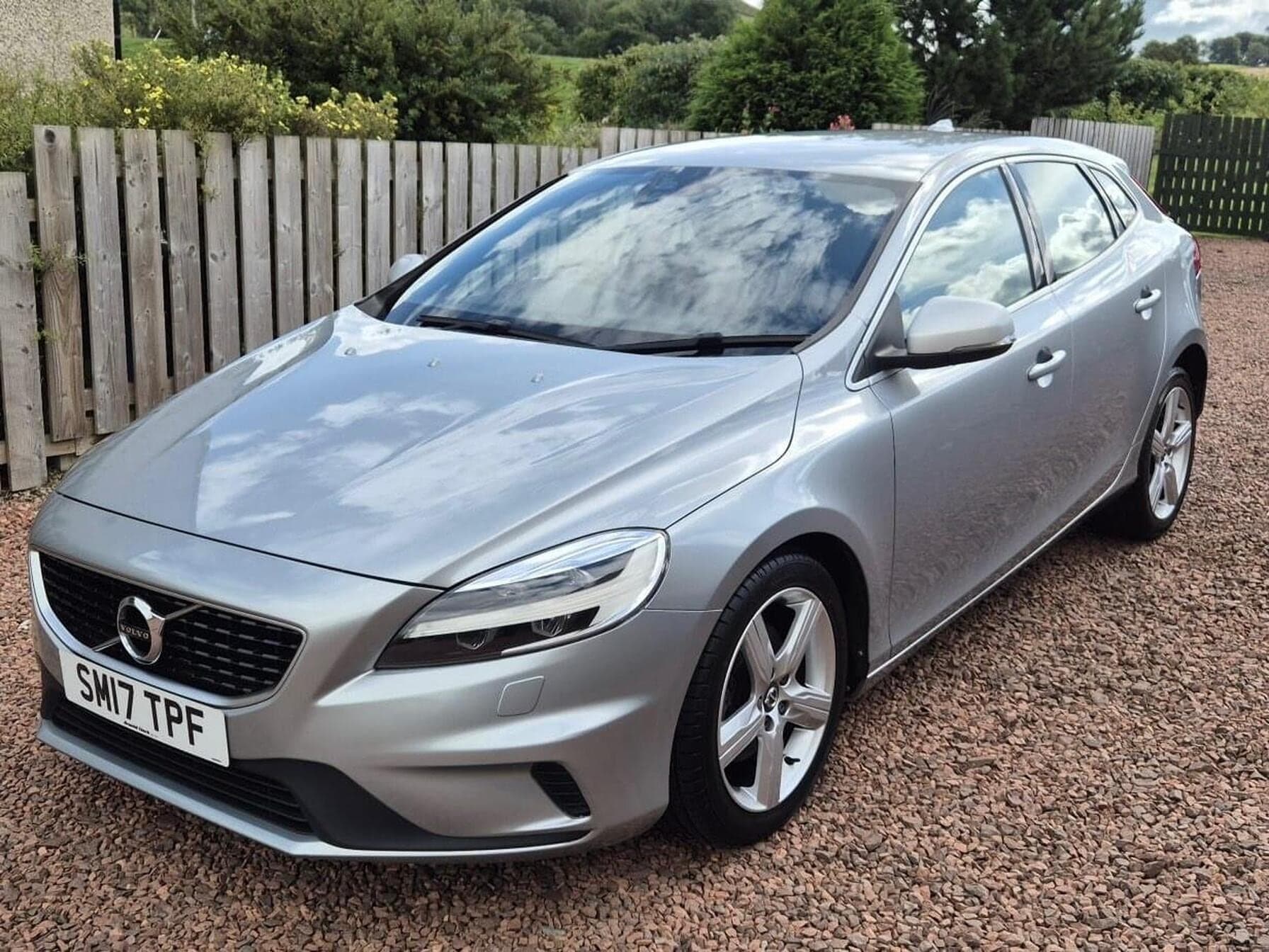 2017 Volvo V40 2.0 T2 R-Design 5dr — photo 2