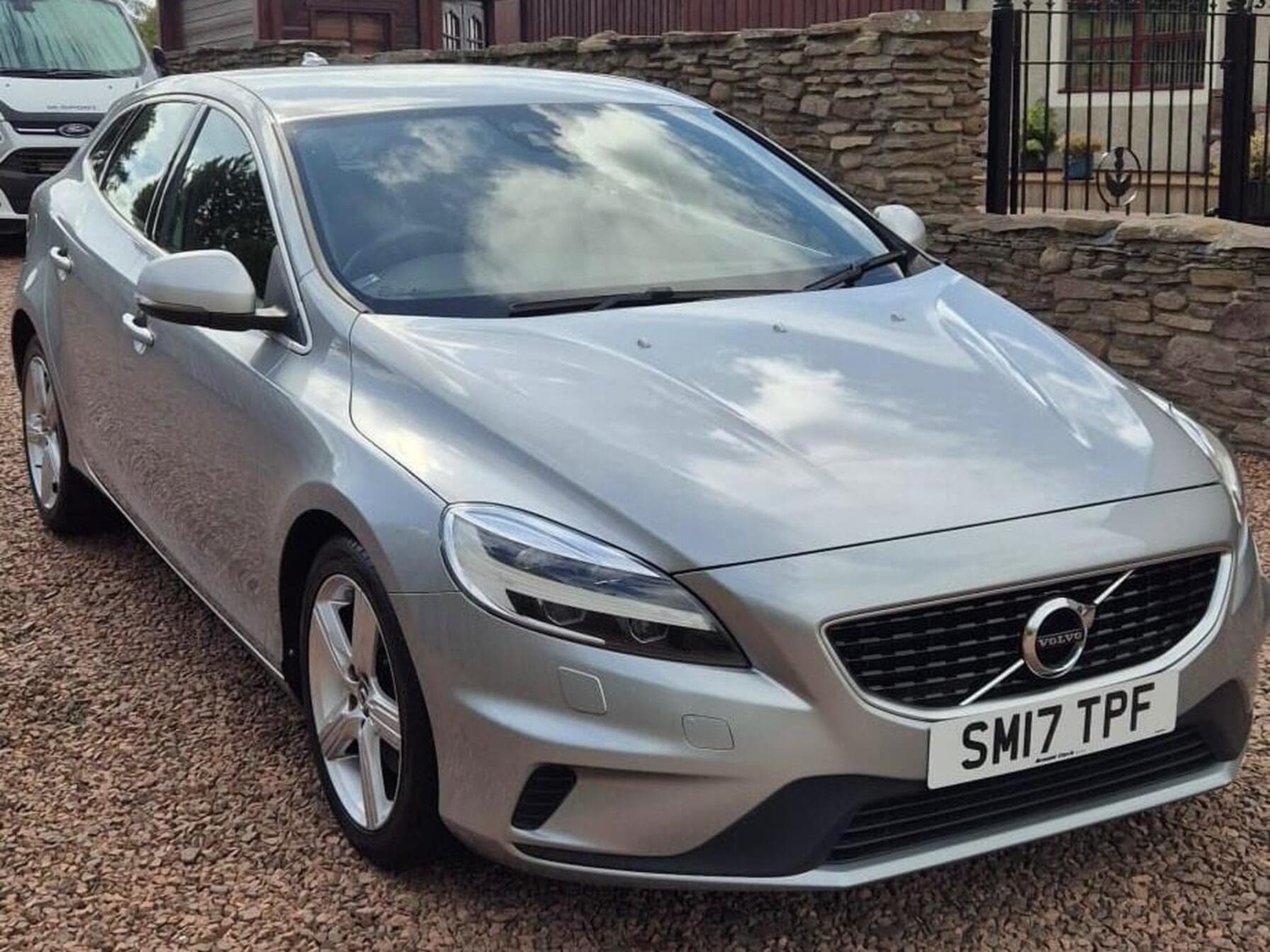 2017 Volvo V40 2.0 T2 R-Design 5dr — photo 3