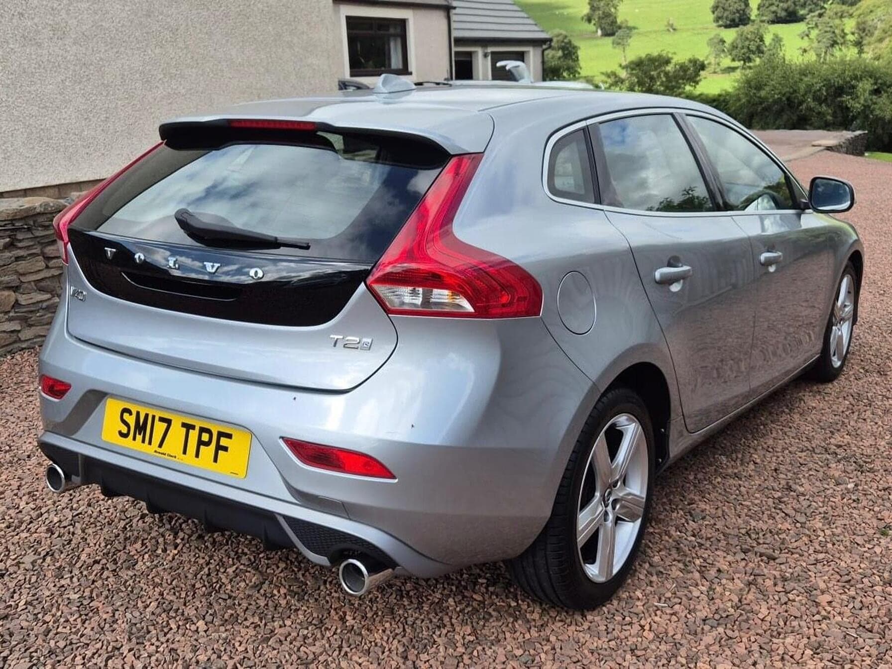 2017 Volvo V40 2.0 T2 R-Design 5dr — photo 4