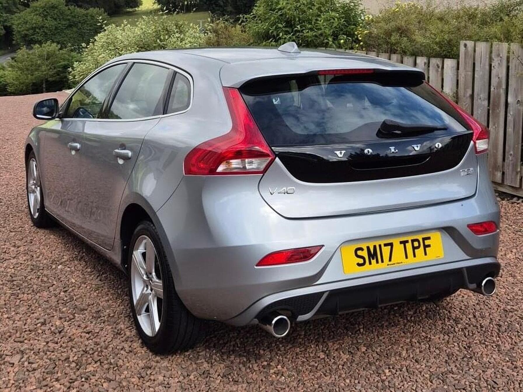 2017 Volvo V40 2.0 T2 R-Design 5dr — photo 5