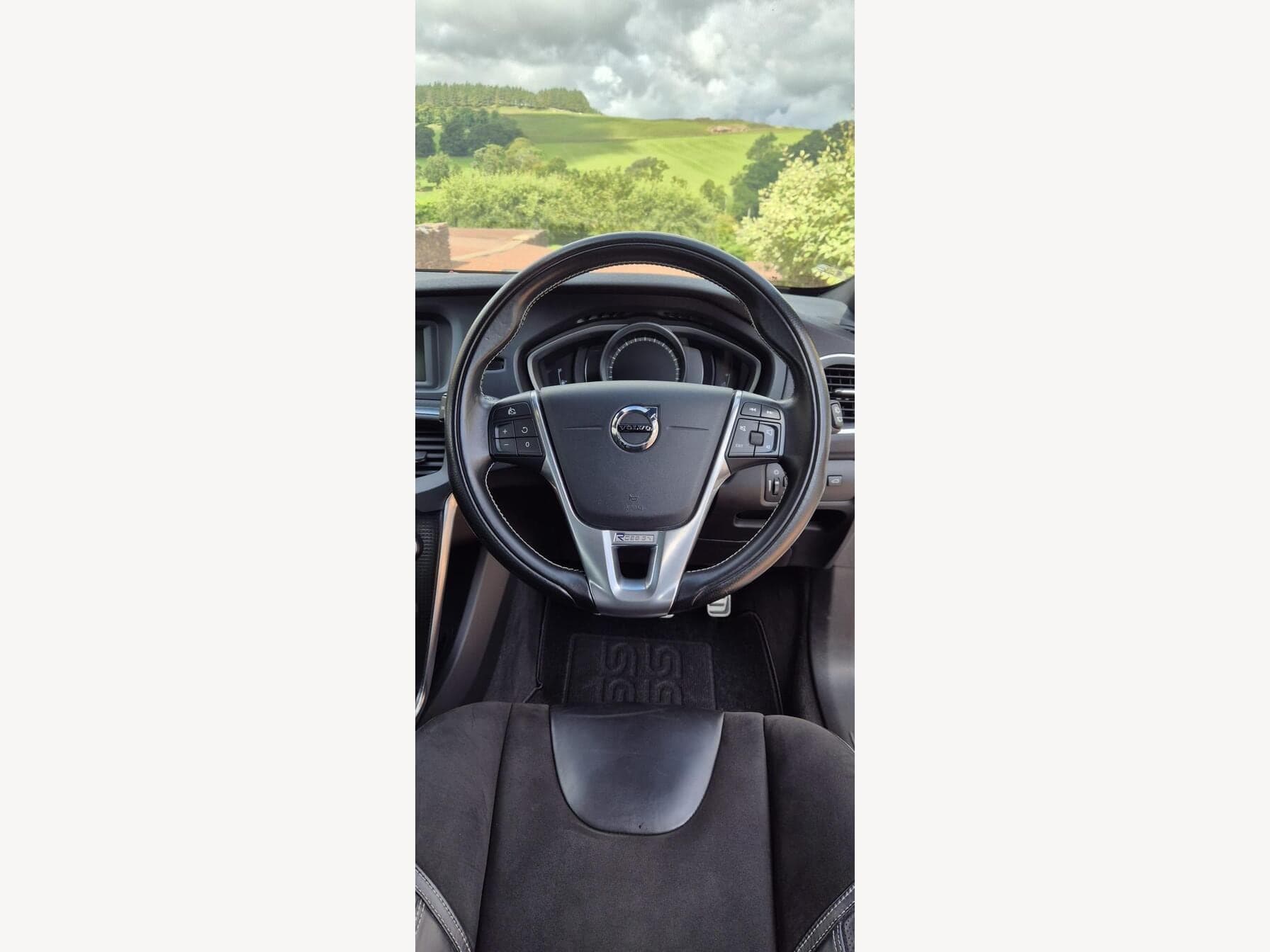 2017 Volvo V40 2.0 T2 R-Design 5dr — photo 6
