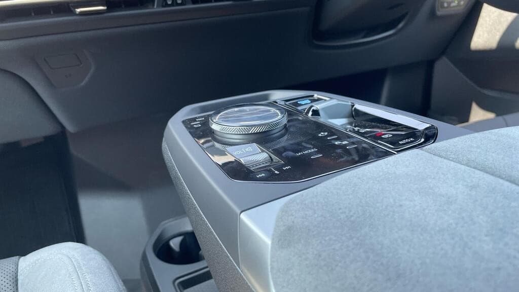 2025 BMW iX xDrive 45 M Sport